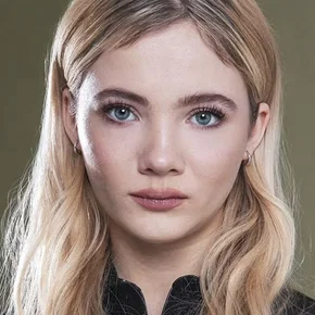 Photo star :  Freya Allan