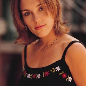 Photo star :  Amy Jo Johnson