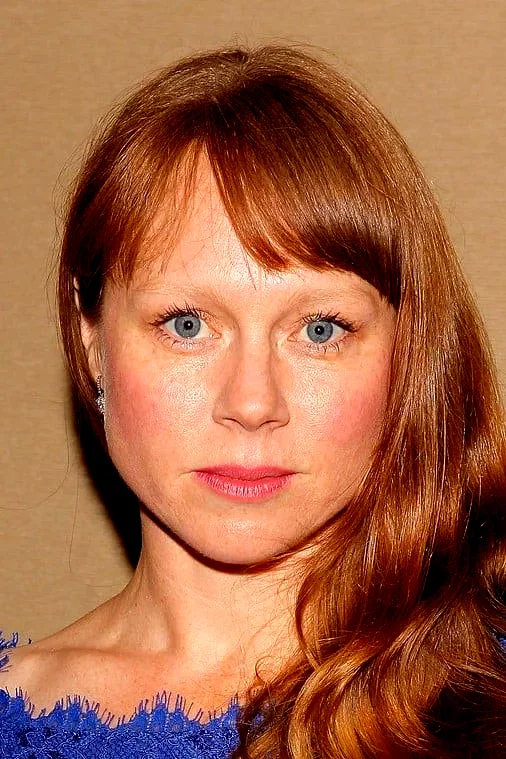  Hayley McElhinney