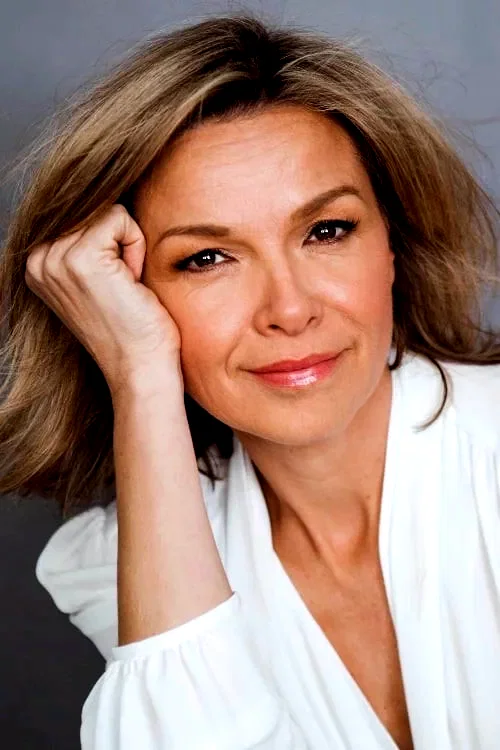  Justine Clarke