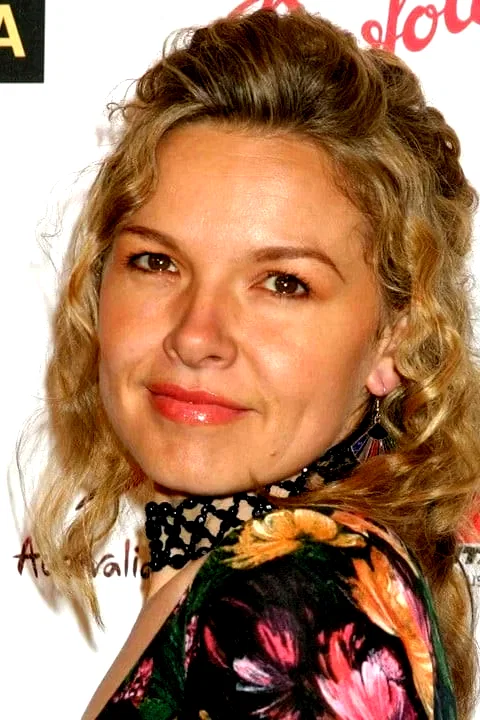  Justine Clarke