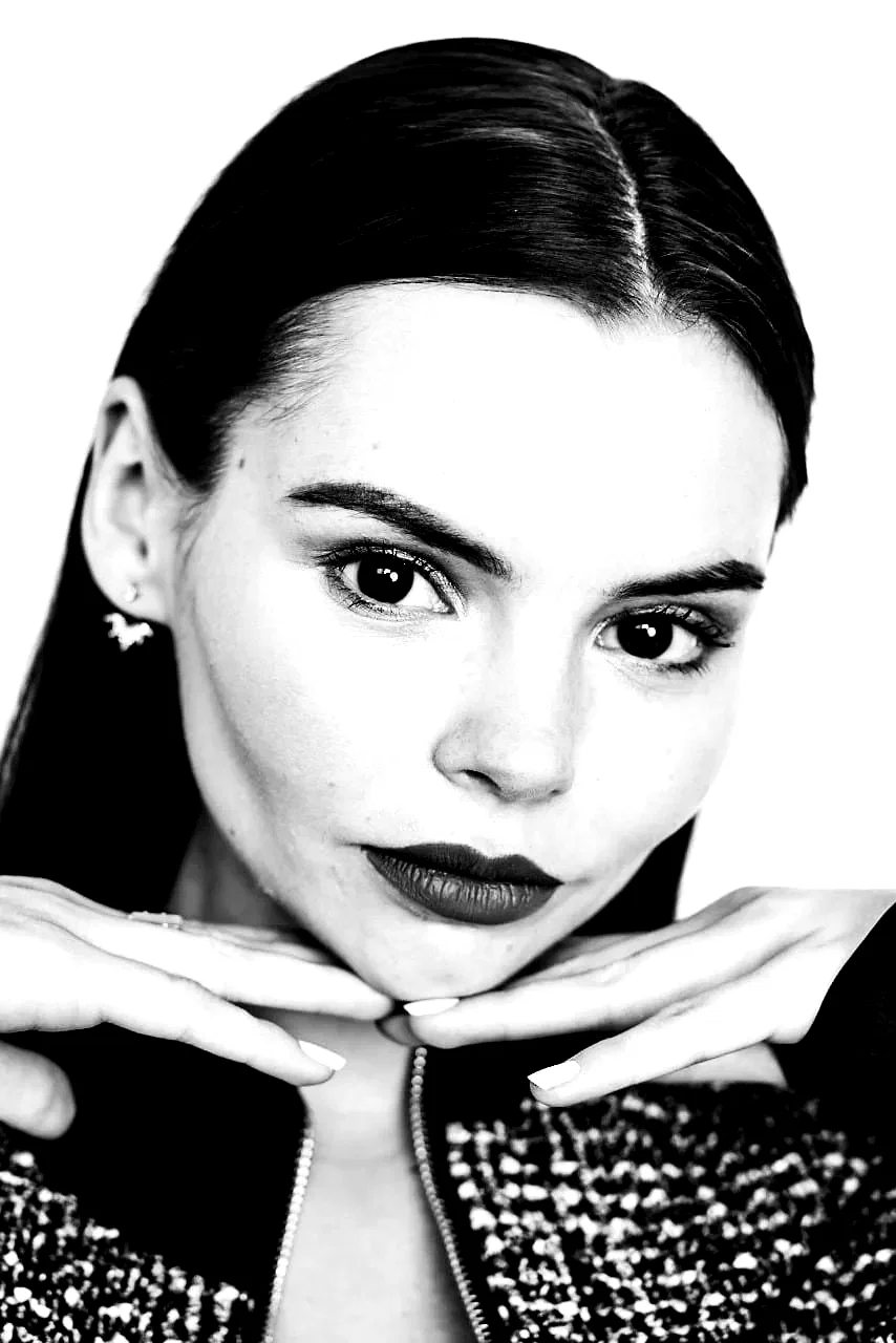  Eline Powell