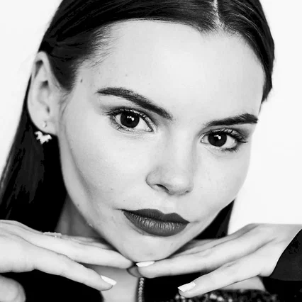  Eline Powell
