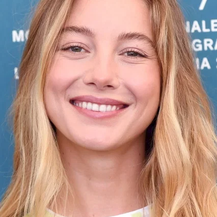  Charlotte Vega