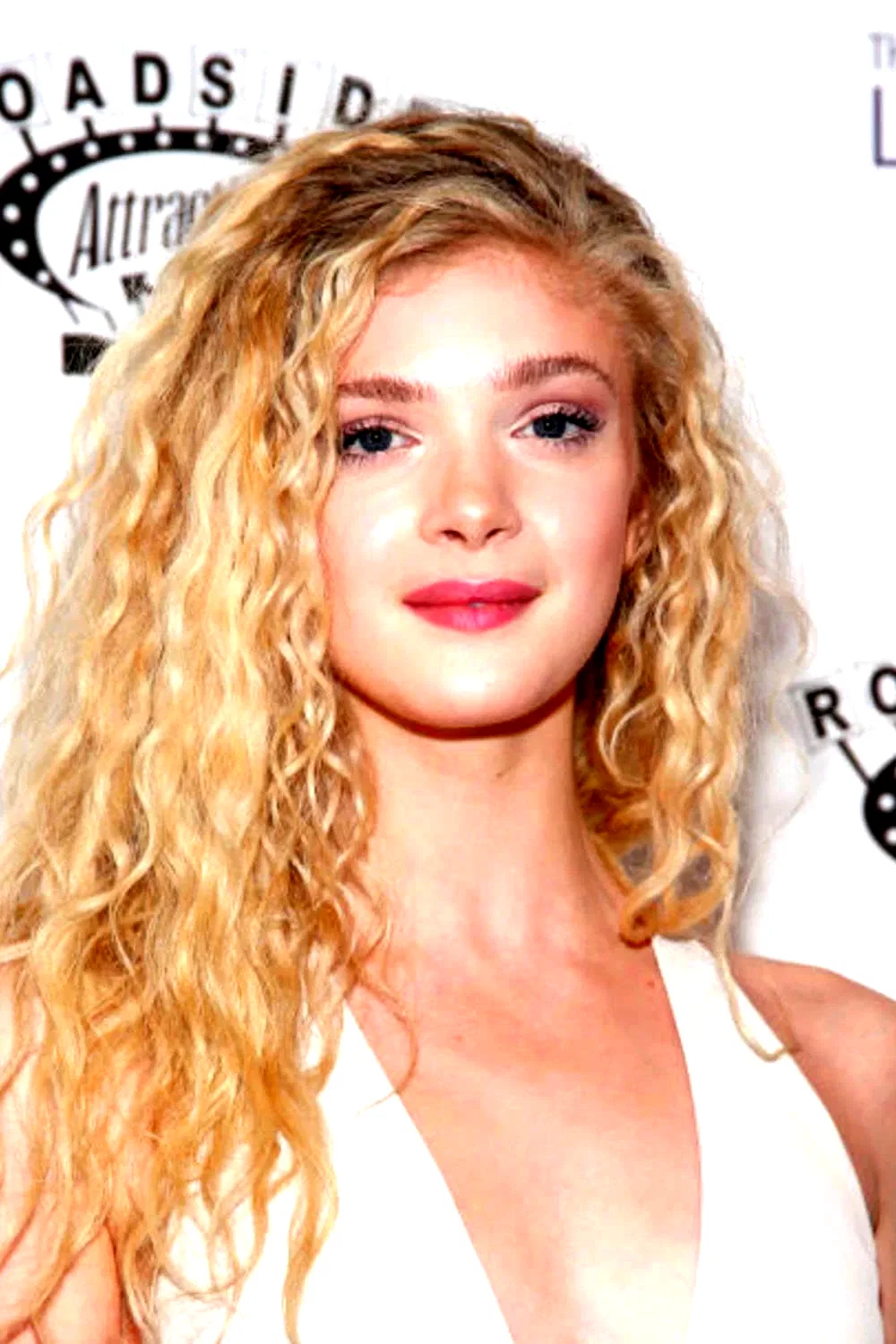  Elena Kampouris