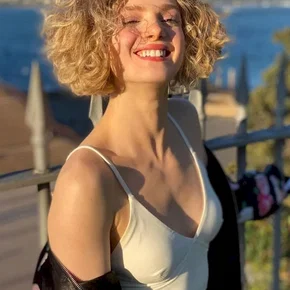 Photo star :  Elena Kampouris