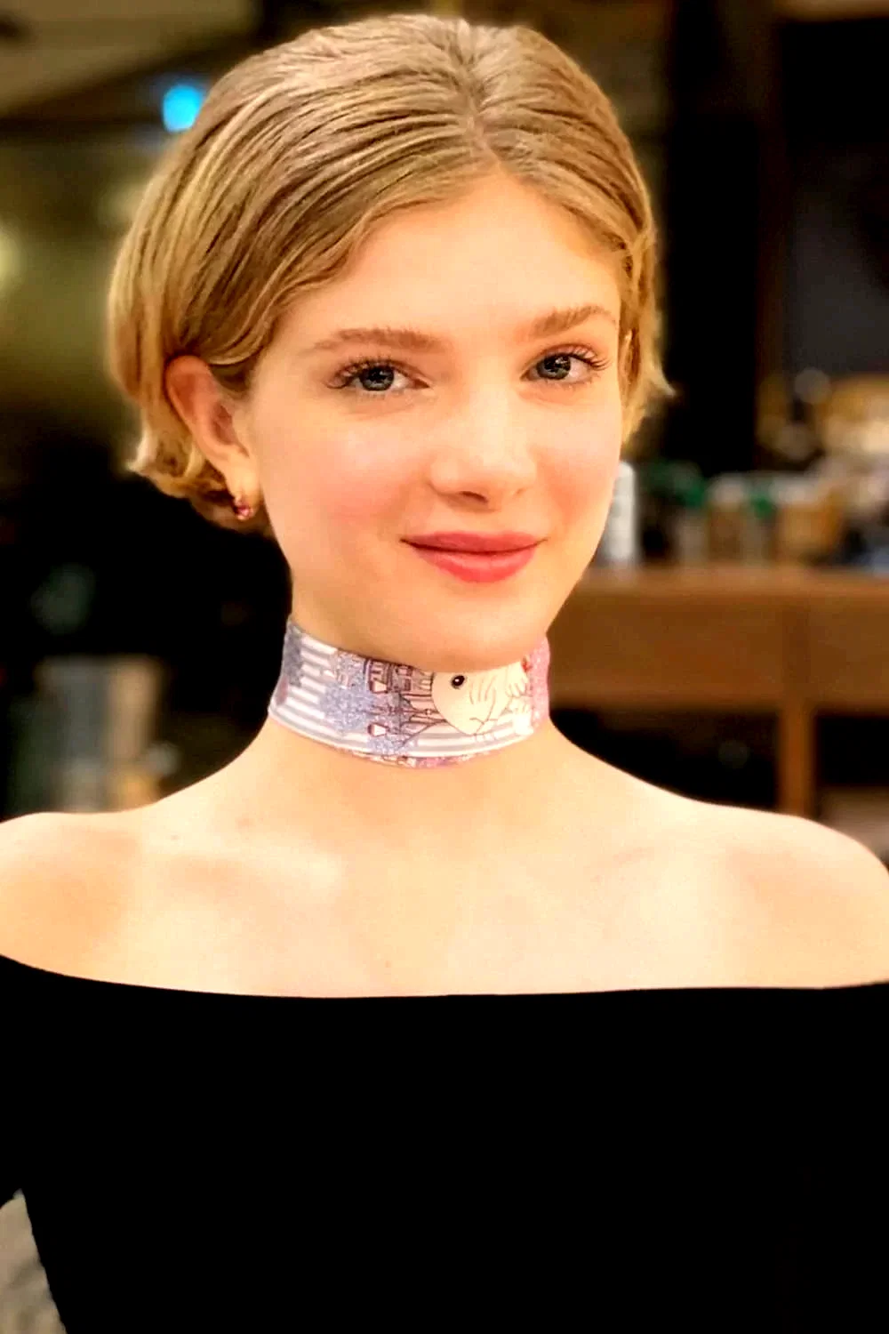  Elena Kampouris