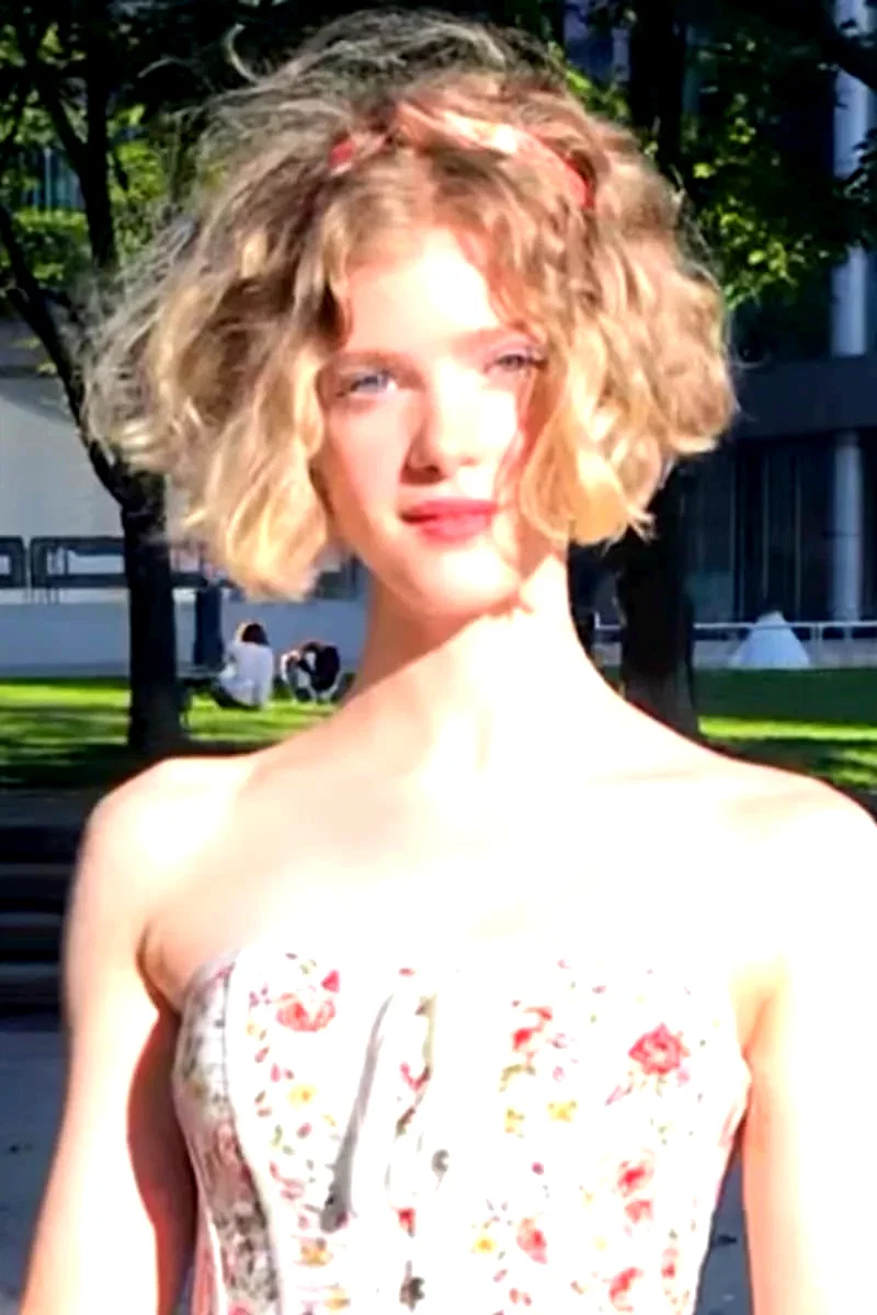  Elena Kampouris