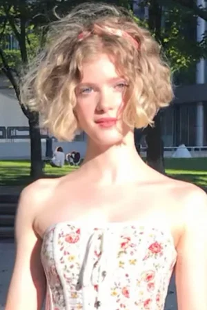  Elena Kampouris photo