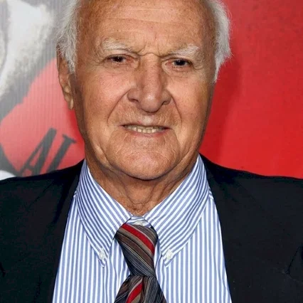 Robert Loggia