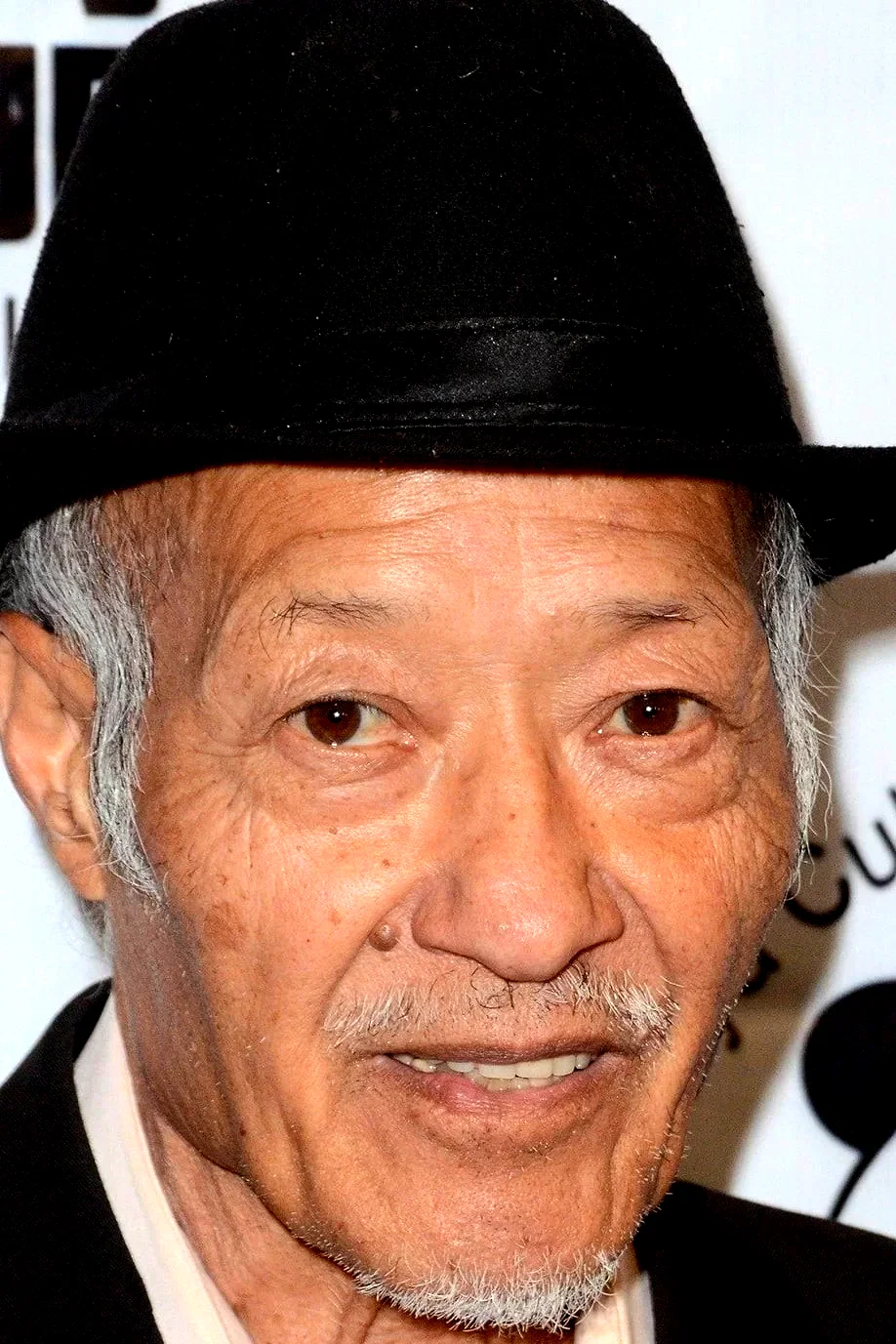  Aki Aleong