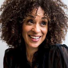 Photo star :  Karyn Parsons