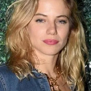  Justina Bustos