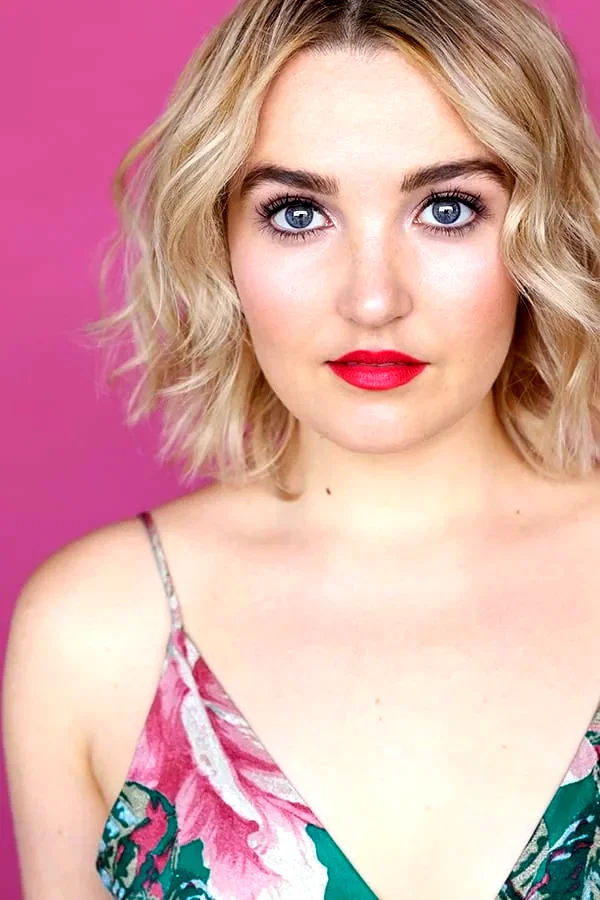  Chloe Fineman