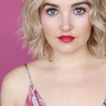  Chloe Fineman
