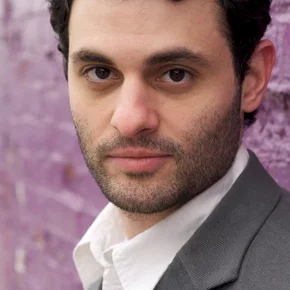 Photo star :  Arian Moayed