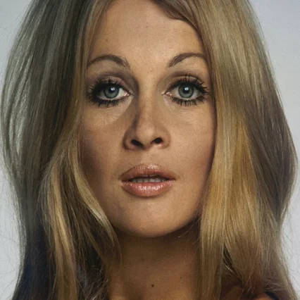  Anouska Hempel