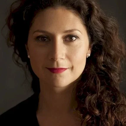  Martha Issová