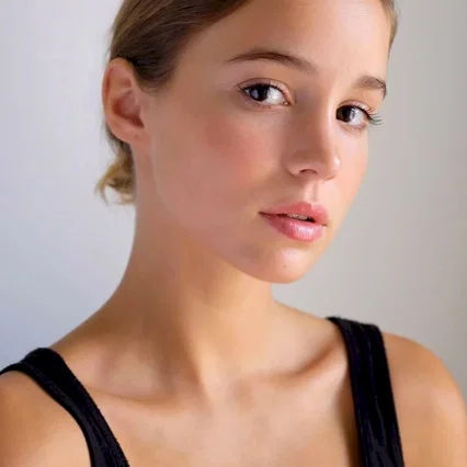  Alba Baptista
