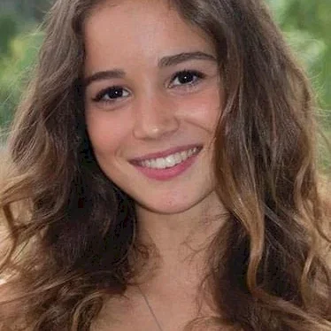 Alba Baptista