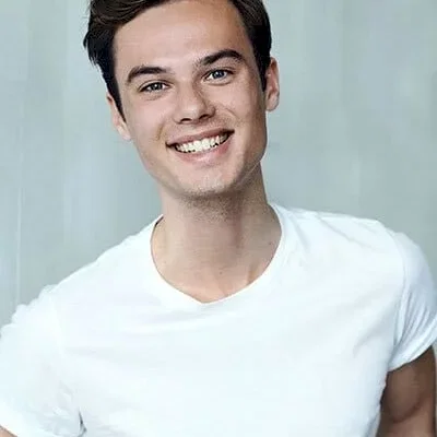  Tom Gronau