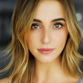 Photo star :  Lorynn York