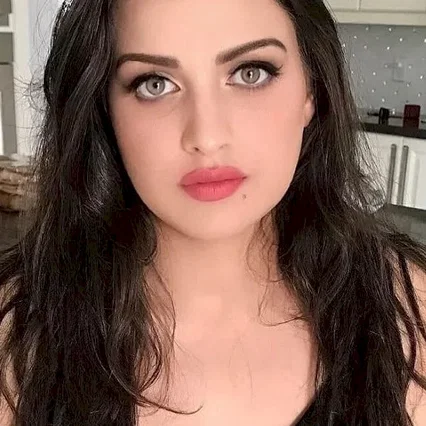  Himanshi Khurana