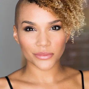 Photo star :  Emmy Raver-Lampman