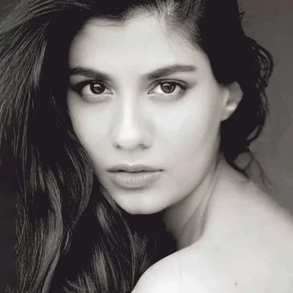  Shreya Dhanwanthary