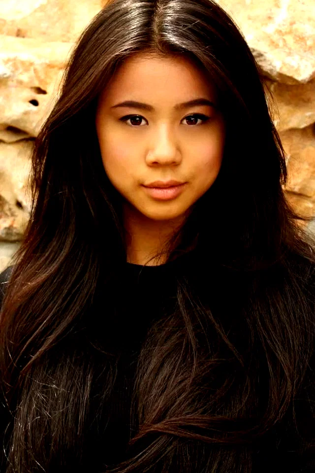  Leah Lewis