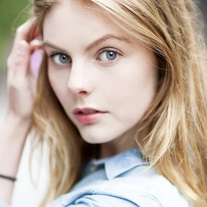  Nell Hudson