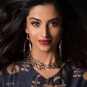 Photo star :  Meenakshi Chaudhary