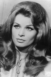  Senta Berger