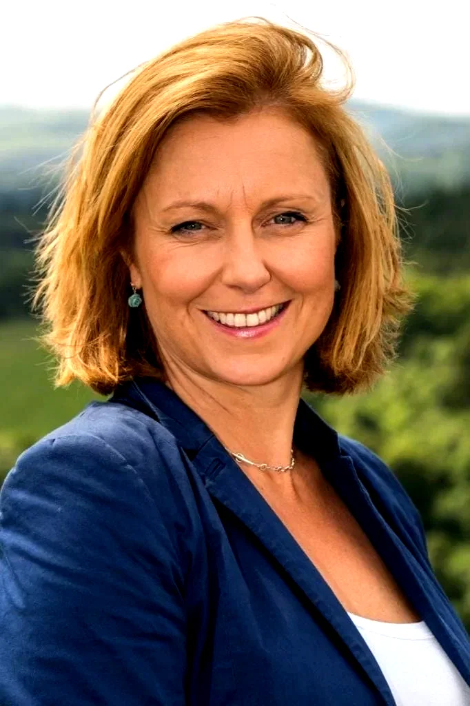  Angela Grovey