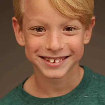  Evan Agos