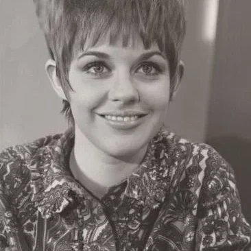  Angela Scoular