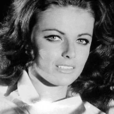  Helena Ronee