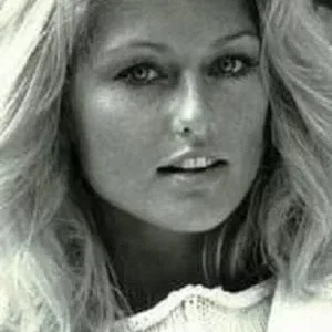  Mary Stavin