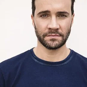 Photo star : Gil McKinney