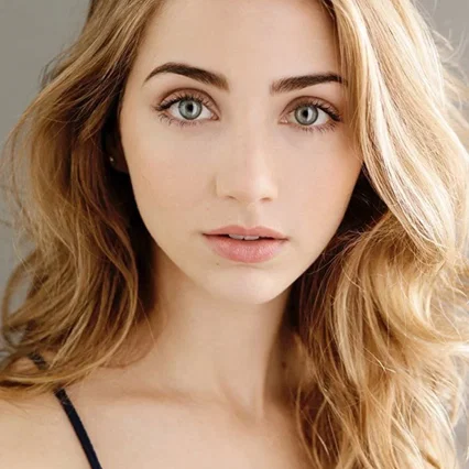  Emily Rudd
