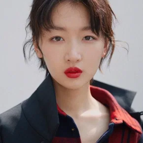 Photo star :  Zhou Dongyu