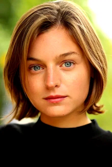  Emma Corrin