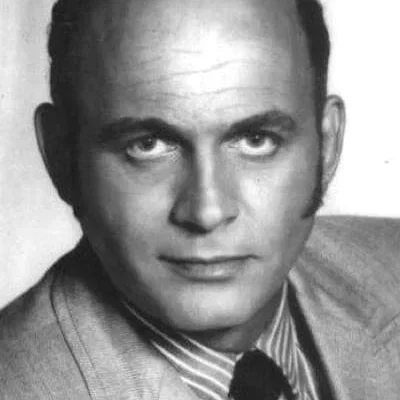  Gavin MacLeod