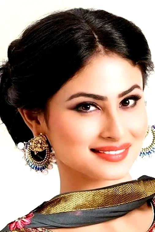  Mouni Roy