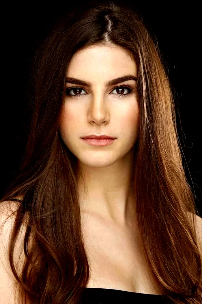  Mia Challis