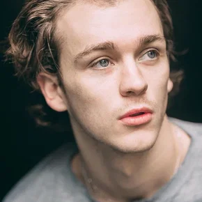 Photo star :  Harry Lawtey