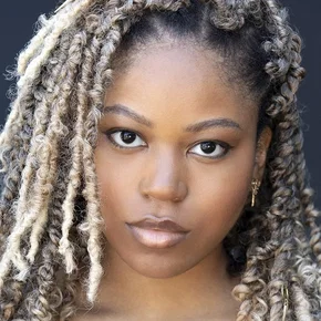 Photo star :  Riele Downs