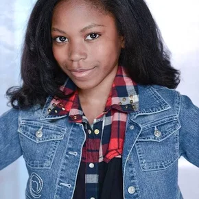 Photo star :  Riele Downs