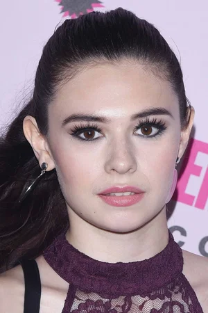  Nicole Maines