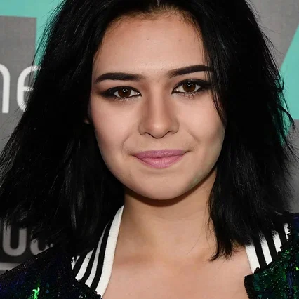  Nicole Maines